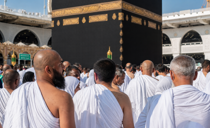 Ilustrasi jamaah di depan Ka'bah untuk menjelaskan perbedaan haji dan umroh secara lengkap.