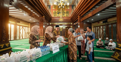 Suasana pembagian makanan gratis dalam program Jumat Berkah di Masjid Quwwatul Islam