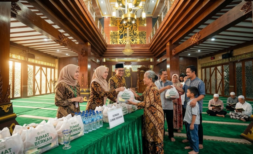 Suasana pembagian makanan gratis dalam program Jumat Berkah di Masjid Quwwatul Islam