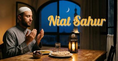 Seorang muslim sedang membaca niat sahur