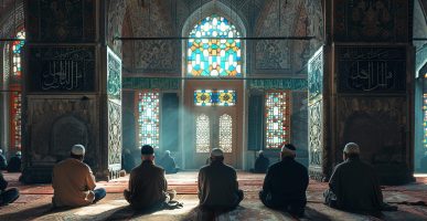Orang berzikir di masjid sesuai dengan adab masuk masjid