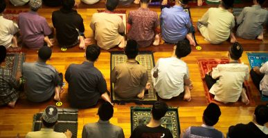 sekelompok-orang-duduk-di-atas-lantai-kayu