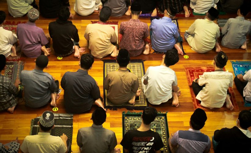 sekelompok-orang-duduk-di-atas-lantai-kayu